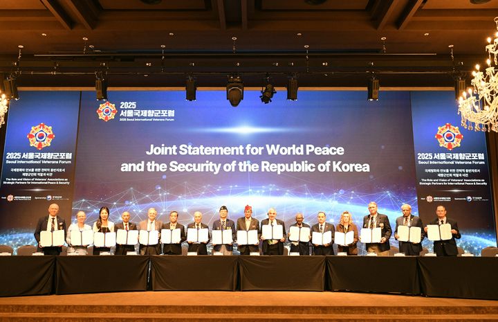 [서울=뉴시스] 신상태 재향군인회장 등 16개 6·25참전국 향군회장들은 25일 서울 용산 전쟁기념관에서 열린 '2025 서울국제향군포럼'에서 공동성명을 채택했다. (사진=대한민국재향군인회 제공) 2025.07.25. photo@newsis.com *재판매 및 DB 금지