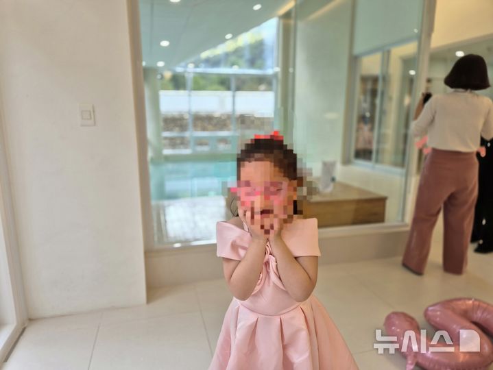 [서울=뉴시스]레베르선천성흑암시(LCA)를 앓고 있는 9세 아이는 생후 120일 무렵 진단을 받았고 엄마는 휴직한 후 아이의 재활에 전념했다. 지방에는 특수교육을 제공할 기관이 없어 결국 생활 근거지를 광역시로 옮겼고, 아이는 전맹 상태다. (사진= 환아 부모 제공) 2025.07.27. photo@newsis.com.