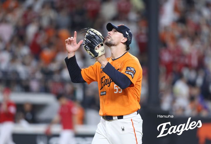 [서울=뉴시스] 프로야구 한화 이글스 라이언 와이스가 25일 대전 한화생명볼파크에서 열린 2025 신한 쏠뱅크 KBO리그 SSG 랜더스와의 경기에 선발 등판해 아웃카운트를 잡은 뒤 세리머니를 펼치고 있다. (사진=한화 이글스 제공) 2025.07.25.