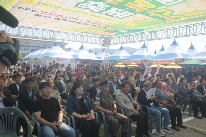 [홍천=뉴시스] 홍천찰옥수수축제가 25일 홍천종합운동장 일원에서 신영재 홍천군수와 지역주민, 지역 주둔 군부대 장병 등이 참석한 가운데 화려하게 개막했다. syi23@newsis.com *재판매 및 DB 금지