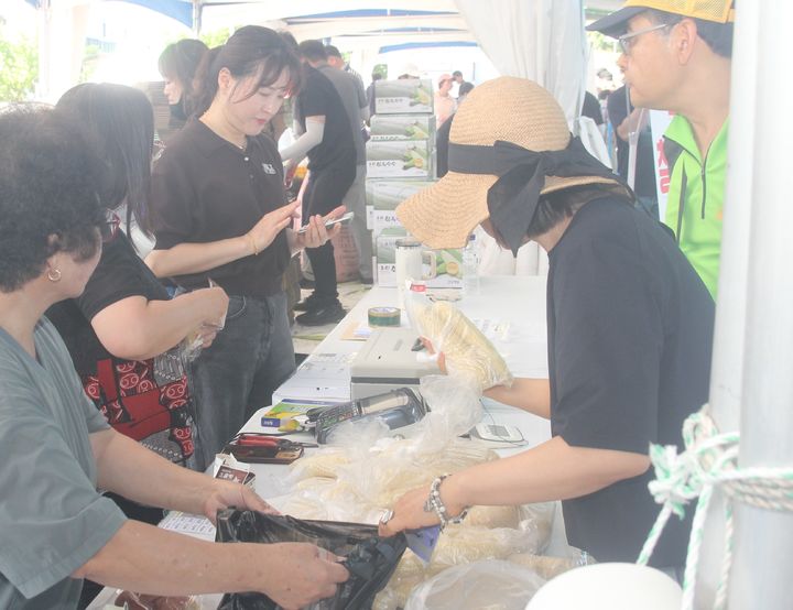 [홍천=뉴시스] 홍천찰옥수수축제가 25일 홍천종합운동장 일원에서 화려하게 개막했다. 사진은 축제장을 찾아 홍천찰옥수수를 사는 방문객들 모습. syi23@newsis.com *재판매 및 DB 금지