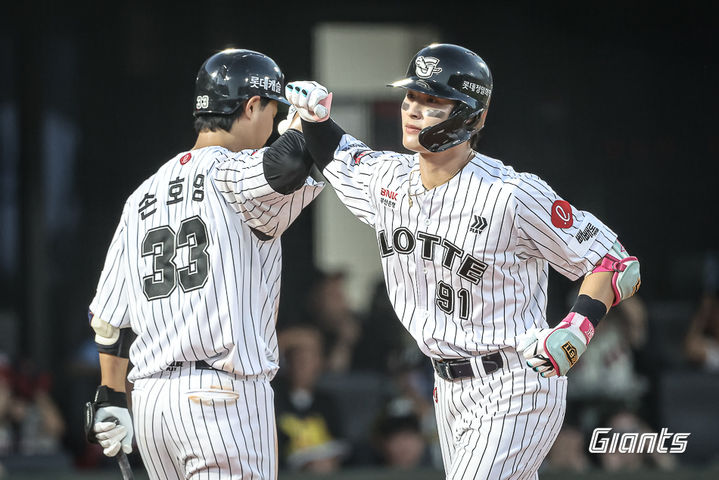 [서울=뉴시스] 프로야구 롯데 자이언츠 윤동희가 25일 부산 사직구장에서 열린 2025 신한 쏠뱅크 KBO리그 KIA 타이거즈와의 경기에서 홈런을 친 뒤 기뻐하고 있다. (사진=롯데 자이언츠 제공) 2025.07.25. *재판매 및 DB 금지