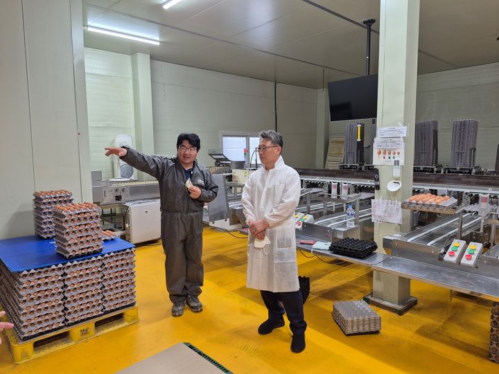 [안동=뉴시스] 김주령 경북도 농축산유통국장(오른쪽)이 지난 달 27일 양계농가를 방문해 폭염대처 상황을 점검하고 있다. (사진=경북도 제공) 2025.07.26. photo@newsis.com *재판매 및 DB 금지