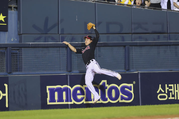 [서울=뉴시스] 프로야구 LG 트윈스의 구본혁이 25일 잠실구장에서 벌어진 두산 베어스와의 경기에서 9회말 2사 1, 3루 상황에 3루 측 불펜 안으로 날아드는 타구를 잡아내고 있다. (사진 = LG 트윈스 제공) *재판매 및 DB 금지