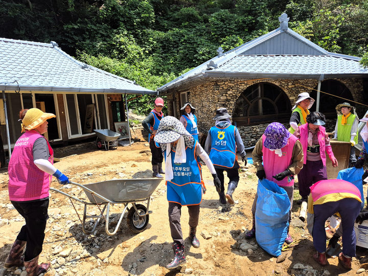 [창원=뉴시스]농가주부모임 경남도연합회·고향주부모임 경남도지회 클린봉사단, 경남농협과 수해복구.(사진=경남농협 제공) 2025.07.25.photo@newsis.com *재판매 및 DB 금지