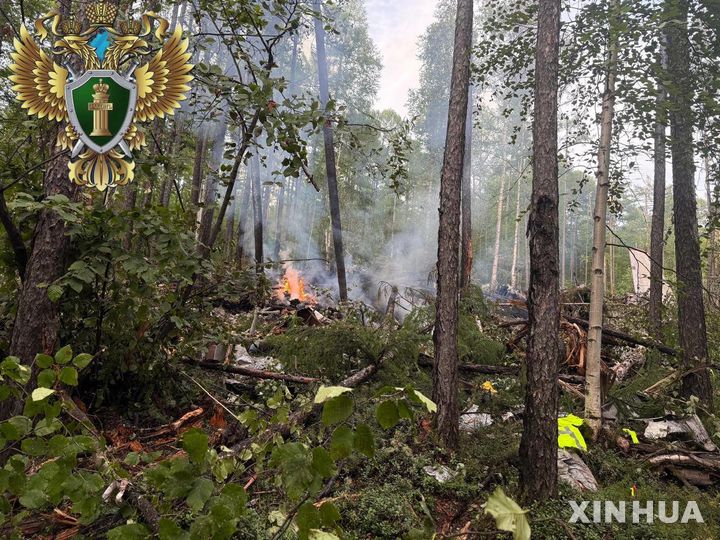 [ 모스크바=신화/뉴시스] 러시아 군용 수송기 An-22기 한 대가 12월 9일 정비점검 후 시험비행을 하는 과정에서 추락해 탑승자 7명이 모두 숨졌다고 국방부가 발표했다. 사진은 올 해 7월 24일 러시아 검찰 극동본부가 발표한 아무르 지방 삼림지대에서 추락한 하바로프스크- 틴다 행 여객기 An-24의 사고현장 사진. 이 사고로 탑승자 43명이 모두 숨졌다. 2025.12.10.