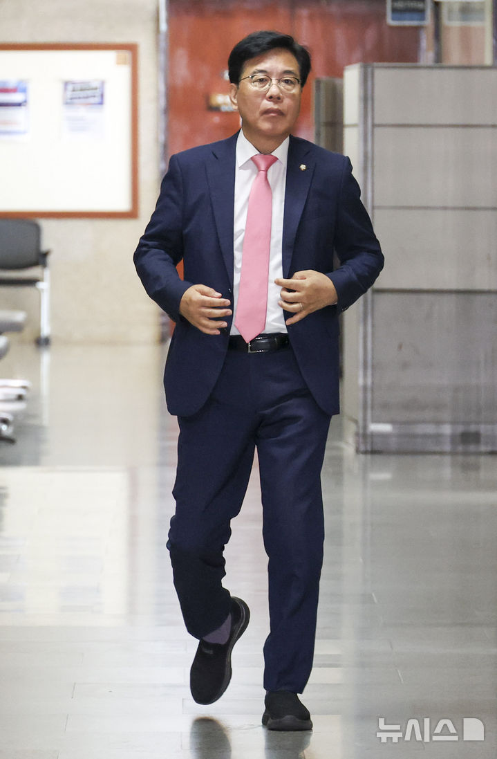 [서울=뉴시스] 김금보 기자 = 송언석 국민의힘 비상대책위원장 겸 원내대표가 25일 서울 여의도 국회에서 특검의 국민의힘 의원실 압수수색 관련 및 박찬대 더불어민주당 당대표 후보의 윤석열 전 대통령 체포영장 집행 저지에 나섰던 국민의힘 의원 45인에 대한 제명 촉구 결의안 발의에 대한 입장발표를 위해 이동하고 있다. 2025.07.25. kgb@newsis.com