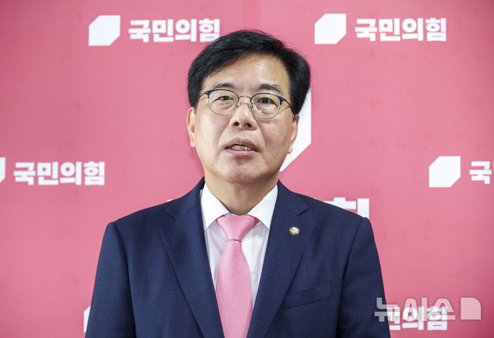 [서울=뉴시스] 김금보 기자 = 송언석 국민의힘 비상대책위원장 겸 원내대표가 25일 서울 여의도 국회에서 특검의 국민의힘 의원실 압수수색 관련 및 박찬대 더불어민주당 당대표 후보의 윤석열 전 대통령 체포영장 집행 저지에 나섰던 국민의힘 의원 45인에 대한 제명 촉구 결의안 발의에 대한 입장발표를 하고 있다. 2025.07.25. kgb@newsis.com