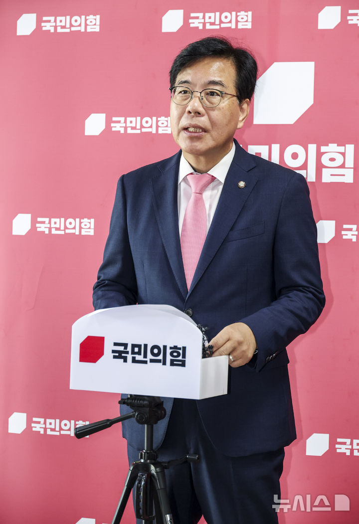 [서울=뉴시스] 김금보 기자 = 송언석 국민의힘 비상대책위원장 겸 원내대표가 25일 서울 여의도 국회에서 특검의 국민의힘 의원실 압수수색 관련 및 박찬대 더불어민주당 당대표 후보의 윤석열 전 대통령 체포영장 집행 저지에 나섰던 국민의힘 의원 45인에 대한 제명 촉구 결의안 발의에 대한 입장발표를 하고 있다. 2025.07.25. kgb@newsis.com