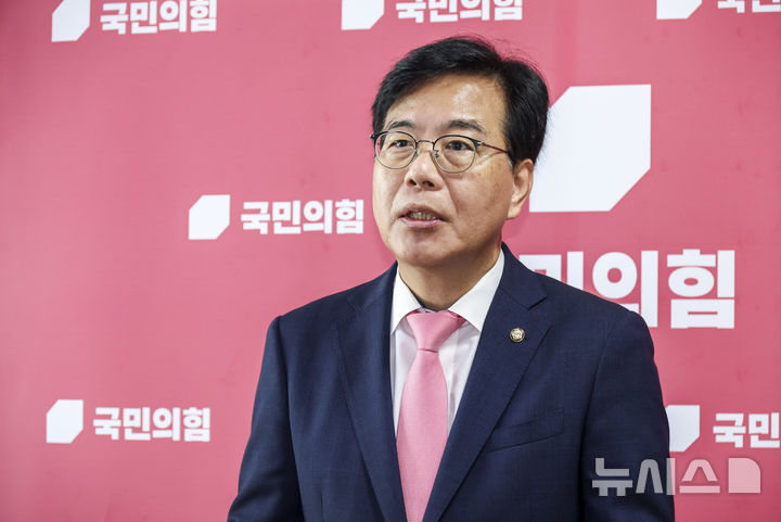 [서울=뉴시스] 김금보 기자 = 송언석 국민의힘 비상대책위원장 겸 원내대표가 25일 서울 여의도 국회에서 특검의 국민의힘 의원실 압수수색 관련 및 박찬대 더불어민주당 당대표 후보의 윤석열 전 대통령 체포영장 집행 저지에 나섰던 국민의힘 의원 45인에 대한 제명 촉구 결의안 발의에 대한 입장발표를 하고 있다. 2025.07.25. kgb@newsis.com