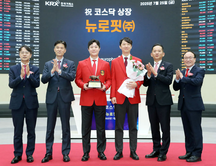 [서울=뉴시스] 25일 서울 영등포구 한국거래소에서 열린 AI기반 뇌질환 영상 분석 및 치료 솔루션 기업 뉴로핏의 코스닥시장 상장기념식에서 참석자들이 기념촬영을 하고 있다. 왼쪽부터 김대영 한국IR협의회 부회장, 민경욱 한국거래소 코스닥시장본부장, 빈준길 뉴로핏 대표이사, 김동현 뉴로핏 대표이사, 강성범 미래에셋증권 부사장, 강왕락 코스닥협회 부회장. (사진=한국거래소 제공) 2025.07.25. photo@newsis.com *재판매 및 DB 금지