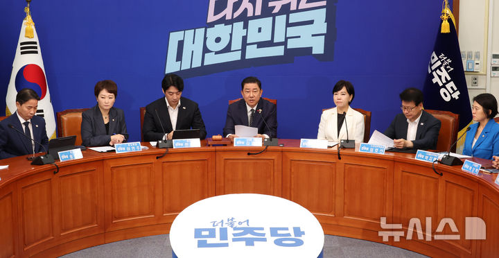 [서울=뉴시스] 김금보 기자 = 김병기 더불어민주당 당대표 직무대행 겸 원내대표가 25일 서울 여의도 국회에서 열린 최고위원회의에서 발언을 하고 있다. 2025.07.25. kgb@newsis.com