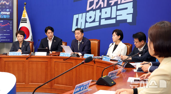 [서울=뉴시스] 김금보 기자 = 김병기 더불어민주당 당대표 직무대행 겸 원내대표가 25일 서울 여의도 국회에서 열린 최고위원회의에서 발언을 하고 있다. 2025.07.25. kgb@newsis.com