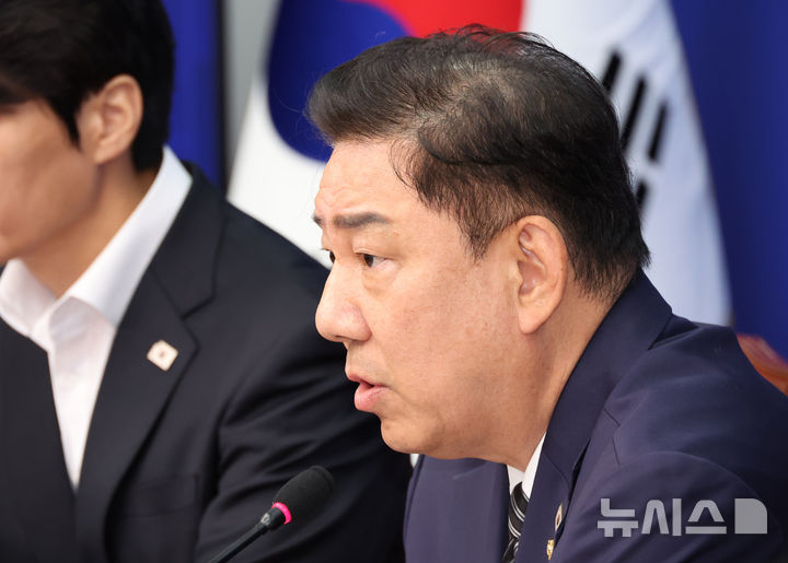 [서울=뉴시스] 김금보 기자 = 김병기 더불어민주당 당대표 직무대행 겸 원내대표가 25일 서울 여의도 국회에서 열린 최고위원회의에서 발언을 하고 있다. 2025.07.25. kgb@newsis.com