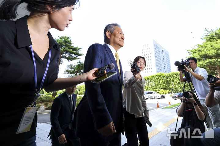 [서울=뉴시스] 최진석 기자 = 이상민 전 행정안전부 장관이 25일 서울 서초구 서울고등법원에 마련된 조은석 내란 특검 사무실에 출석하고 있다. 2025.07.25. myjs@newsis.com