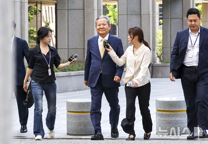 [서울=뉴시스] 최진석 기자 = 이상민 전 행정안전부 장관이 25일 서울 서초구 서울고등법원에 마련된 조은석 내란 특검 사무실에 출석하고 있다. 2025.07.25. myjs@newsis.com