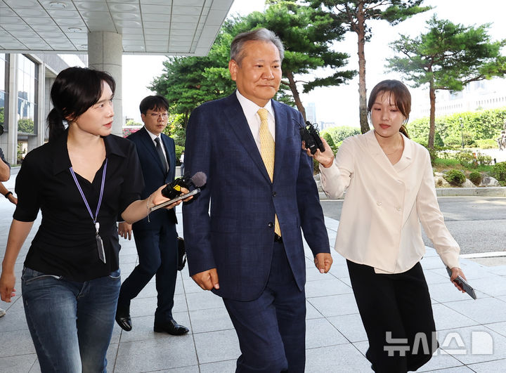[서울=뉴시스] 최진석 기자 = 이상민 전 행정안전부 장관이 25일 서울 서초구 서울고등법원에 마련된 조은석 내란 특검 사무실에 출석하고 있다. 2025.07.25. myjs@newsis.com