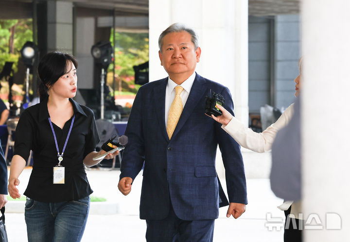 [서울=뉴시스] 최진석 기자 = 이상민 전 행정안전부 장관이 지난 25일 서울 서초구 서울고등법원에 마련된 조은석 내란 특검 사무실에 출석하고 있다. 2025.07.25. myjs@newsis.com