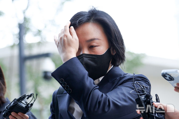 [서울=뉴시스] 김선웅 기자 = 김건희 여사 최측근으로 알려진 유경옥 전 행정관이 지난달 25일 서울 종로구 소재 김건희 특검팀(특별검사 민중기)에서 피의자 신분으로 조사를 받기 위해 출석하고 있다. 2025.08.04. mangusta@newsis.com