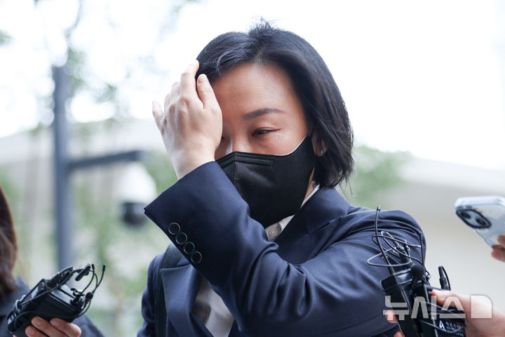 [서울=뉴시스] 김선웅 기자 = 김건희 여사 최측근으로 알려진 유경옥 전 행정관이 25일 서울 종로구 소재 김건희 특검팀(특별검사 민중기)에서 피의자 신분으로 조사를 받기 위해 출석하고 있다. 2025.07.25. mangusta@newsis.com