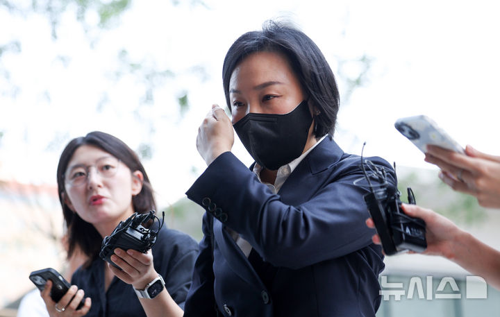 [서울=뉴시스] 김선웅 기자 = 대통령실 관저 공사 의혹 관련 김건희 여사의 금품 수수 정황을 들여다보는 2차 종합특별검사팀이 유경옥 전 대통령실 행정관을 다음 달 6일 소환한다. 사진은 유 전 행정관. (사진=뉴시스DB) 2026.06.30. mangusta@newsis.com