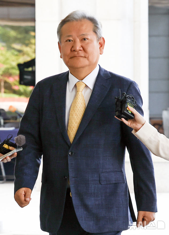 [서울=뉴시스] 최진석 기자 = 이상민 전 행정안전부 장관이 25일 서울 서초구 서울고등법원에 마련된 조은석 내란 특검 사무실에 출석하고 있다. 2025.07.25. myjs@newsis.com