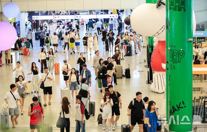 [제주=뉴시스] 우장호 기자 = 본격적인 여름 휴가철이 시작된 지난 25일 오전 제주국제공항 1층 도착장 대합실이 이용객으로 붐비고 있다. 2025.07.25. woo1223@newsis.com