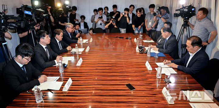 [서울=뉴시스] 김진아 기자 = 한성존(왼쪽 두 번째) 대한전공의협의회 비상대책위원장이 25일 오전 서울 중구 더 플라자 호텔에서 열린 수련협의체 제1차 회의에서 인사말을 하고 있다. (공동취재) 2025.07.25. photo@newsis.com