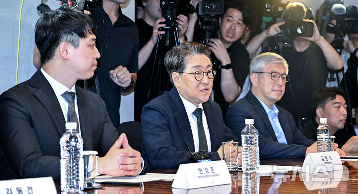 [서울=뉴시스] 김진아 기자 = 김원섭(가운데) 수련병원협의회장이 25일 오전 서울 중구 더 플라자 호텔에서 열린 수련협의체 제1차 회의에서 인사말을 하고 있다. (공동취재) 2025.07.25. photo@newsis.com