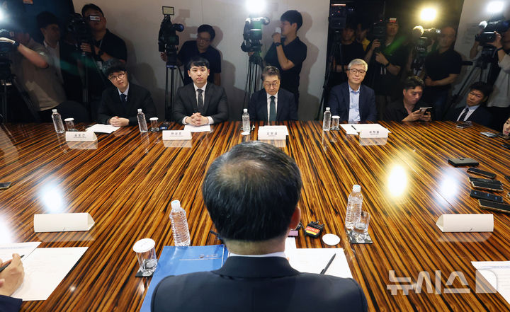 [서울=뉴시스] 김진아 기자 = 25일 오전 서울 중구 더플라자호텔에서 열린 수련협의체 제1차 회의에서 김원섭 수련병원협의회장(오른쪽 두번째)과 한성존 대한전공의협의회 비상대책위원장(왼쪽 두번째) 등 의료계 참석자들이 이형훈 보건복지부 2차관의 모두발언을 경청하고 있다. (공동취재) 2025.07.25. photo@newsis.com