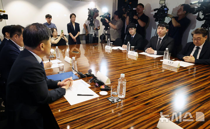 [서울=뉴시스] 김진아 기자 = 25일 오전 서울 중구 더플라자호텔에서 열린 수련협의체 제1차 회의에서 한성존 대한전공의협의회 비상대책위원장이 발언을 하고 있다. (공동취재) 2025.07.25. photo@newsis.com