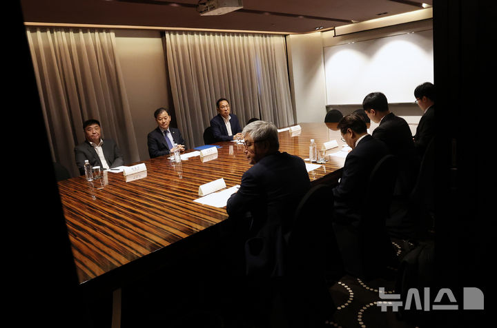 [서울=뉴시스] 김진아 기자 = 25일 오전 서울 중구 더플라자호텔에서 열린 수련협의체 제1차 회의에서 이형훈 보건복지부 제2차관과 한성존 대한전공의협의회 비상대책위원장 등 정부와 의료계 참석자들이 마주 앉아 있다. (공동취재) 2025.07.25. photo@newsis.com