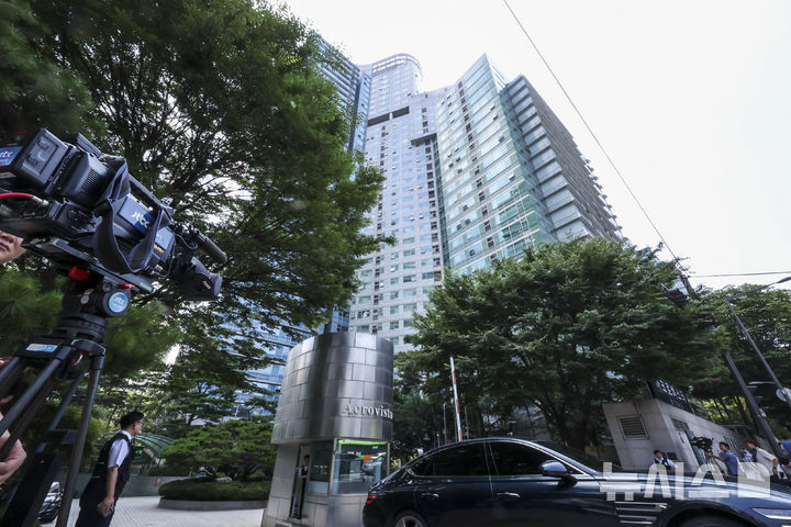 [서울=뉴시스] 조성우 기자 = 김건희 여사의 각종 의혹을 수사 중인 특별검사팀이 윤석열 전 대통령 부부의 자택에 대해 압수수색에 착수한 25일 서울 서초구 아크로비스타 앞에서 취재진이 대기하고 있다. 2025.07.25. xconfind@newsis.com