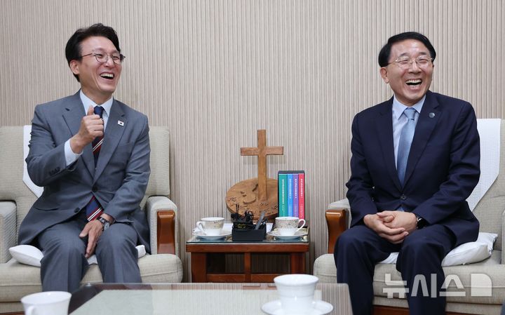 [서울=뉴시스] 청사사진기자단 = 김민석(왼쪽) 국무총리가 25일 오전 서울 종로구 대학로 한국기독교회관에서 한국기독교교회협의회 총무 김종생 목사를 예방해 대화를 하고 있다. 2025.07.25. photo@newsis.com