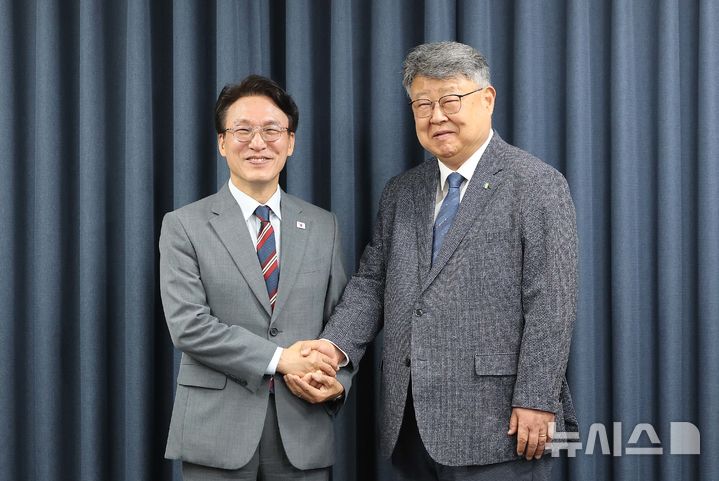 [서울=뉴시스] 청사사진기자단 = 김민석(왼쪽) 국무총리가 25일 오전 서울 종로구 대학로 한국기독교회관에서 한국교회총연합 대표 김종혁 목사를 예방해 악수하며 기념촬영을 하고 있다. 2025.07.25. photo@newsis.com