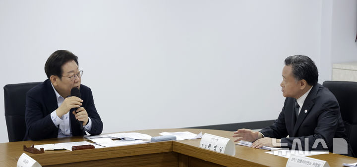 [시흥=뉴시스] 최동준 기자 = 이재명 대통령이 25일 경기 시흥시 SPC삼립 시화공장에서 열린 산업재해 근절 현장 노사간담회에서 발언하고 있다. 오른쪽은 허영인 SPC그룹 회장. 2025.07.25. photocdj@newsis.com