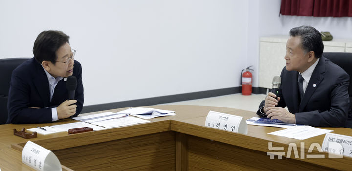 [시흥=뉴시스] 최동준 기자 = 이재명 대통령과 허영인 SPC그룹 회장이 25일 경기 시흥시 SPC삼립 시화공장에서 열린 산업재해 근절 현장 노사간담회에서 발언하고 있다. 2025.07.25. photocdj@newsis.com