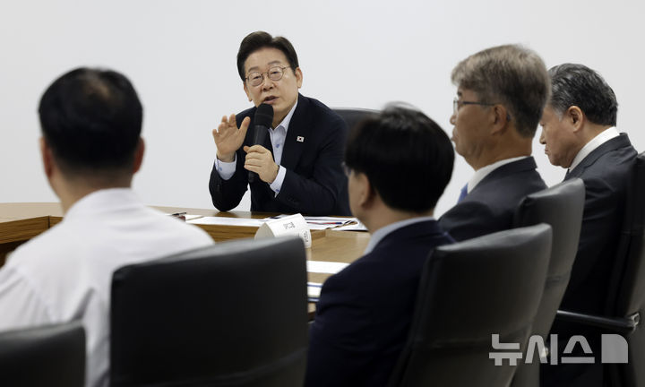 [시흥=뉴시스] 최동준 기자 = 이재명 대통령이 25일 경기 시흥시 SPC삼립 시화공장에서 열린 산업재해 근절 현장 노사간담회에서 SPC 임원들에게 사고경위와 근로자 노동 환경 등에 대해 질문하고 있다. 2025.07.25. photocdj@newsis.com