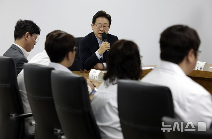 [시흥=뉴시스] 최동준 기자 = 이재명 대통령이 25일 경기 시흥시 SPC삼립 시화공장에서 열린 산업재해 근절 현장 노사간담회에서 발언하고 있다. 2025.07.25. photocdj@newsis.com