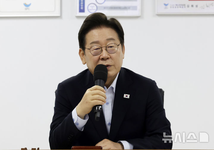 [시흥=뉴시스] 최동준 기자 = 이재명 대통령이 25일 경기 시흥시 SPC삼립 시화공장에서 열린 산업재해 근절 현장 노사간담회에서 발언하고 있다. 2025.07.25. photocdj@newsis.com