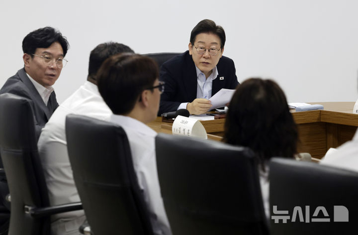 [시흥=뉴시스] 최동준 기자 = 이재명 대통령이 지난 7월 25일 경기 시흥시 SPC삼립 시화공장에서 열린 산업재해 근절 현장 노사간담회에서 SPC 직원들의 발언을 듣고 있다. 2025.07.25. photocdj@newsis.com