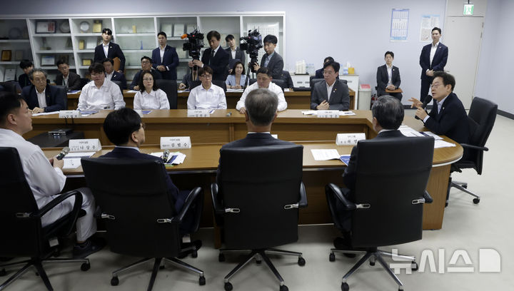 [시흥=뉴시스] 최동준 기자 = 이재명 대통령이 25일 경기 시흥시 SPC삼립 시화공장에서 열린 산업재해 근절 현장 노사간담회에서 SPC 임원들에게 사고경위와 근로자 노동 환경 등에 대해 질문하고 있다. 2025.07.25. photocdj@newsis.com