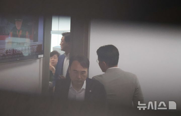 [서울=뉴시스] 조성봉 기자 = '김건희 특검' 관계자들이 ’양평고속도로 특혜의혹'과 관련해 25일 오전 서울 여의도 국회 의원회관 김선교 국민의힘 의원 사무실에 압수수색을 하고 있는 가운데 이종욱, 김대식, 조배숙 의원 등이 분주하게 움직이고 있다. 2025.07.25. suncho21@newsis.com