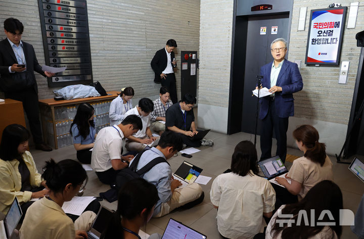 [서울=뉴시스] 김금보 기자 = 유일준 국민의힘 당무감사위원장이 25일 서울 여의도 국민의힘 당사에서 지난 대선 당시 김문수-한덕수 후보 교체 사태와 관련한 당무감사 결과 브리핑을 하고 있다. 2025.07.25. kgb@newsis.com