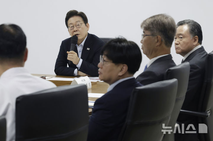 [시흥=뉴시스] 최동준 기자 = 이재명 대통령이 지난달 25일 경기 시흥시 SPC 삼립 시흥 공장에서 열린 산업재해 근절 현장 노사간담회에서 SPC그룹 허영인 회장 등 임원진에게 사고 경위와 근로 환경에 대해 질문하는 모습. 2025.08.05. photocdj@newsis.com