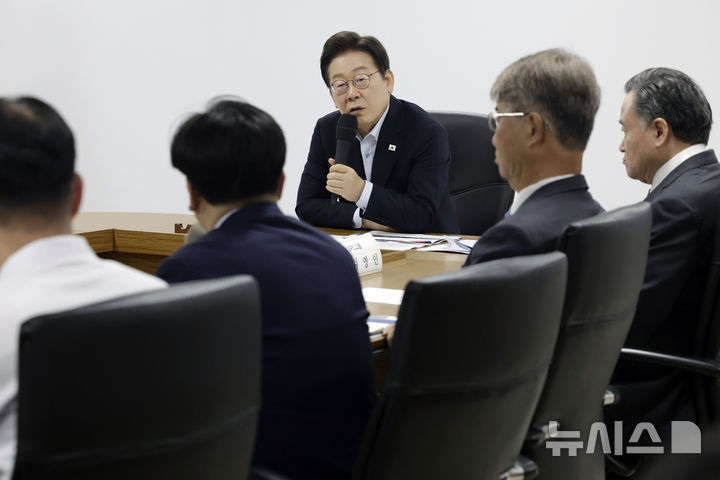 [시흥=뉴시스] 최동준 기자 = 이재명 대통령이 지난달 25일 경기 시흥시 SPC 삼립 시흥 공장에서 열린 산업재해 근절 현장 노사간담회에서 SPC그룹 허영인 회장 등 임원진에게 사고 경위와 근로 환경에 대해 질문하고 있다. 2025.07.25. photocdj@newsis.com