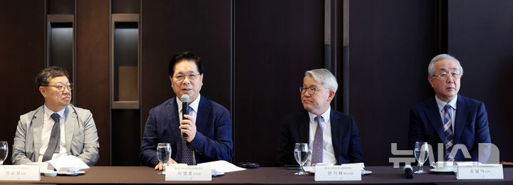 [서울=뉴시스] 김진아 기자 = 이영훈 한국기독교역사문화재단 이사장이 25일 서울 중구 더플라자호텔에서 열린 '한국기독교역사문화관' 개관 관련 기자간담회에서 인사말을 하고 있다.&nbsp; 왼쪽부터 안교성 한국기독교역사문화관 관장, 한국기독교역사문화재단 이 이사장, 한기채 부이사장, 손달익 이사. 2025.07.25.bluesoda@newsis.com