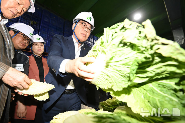 [이천=뉴시스] 김종택 기자 = 송언석 국민의힘 비상대책위원장 겸 원내대표가 25일 경기 이천시 aT 한국농수산식품유통공사 이천비축기지를 찾아 폭우·폭염으로 인한 농산물 물가 상황을 점검하고 있다. 2025.07.25. jtk@newsis.com