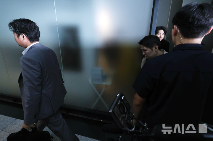 [서울=뉴시스] 조성우 기자 = 김건희 여사의 각종 의혹을 수사 중인 특별검사팀 관계자들이 25일 서울 서초구 아크로비스타 내 김 여사의 코바나컨텐츠 사무실 압수수색을 마친 뒤 철수하고 있다. 2025.07.25. xconfind@newsis.com