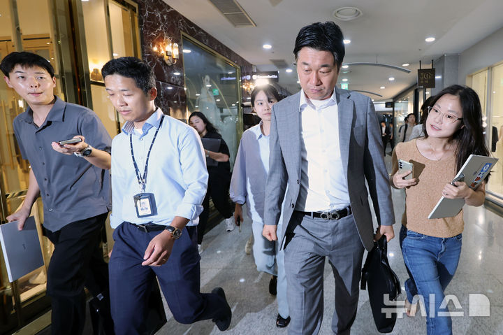 [서울=뉴시스] 조성우 기자 = 김건희 여사의 각종 의혹을 수사 중인 특별검사팀 관계자들이 25일 서울 서초구 아크로비스타 내 김 여사의 코바나컨텐츠 사무실 압수수색을 마친 뒤 철수하고 있다. 2025.07.25. xconfind@newsis.com